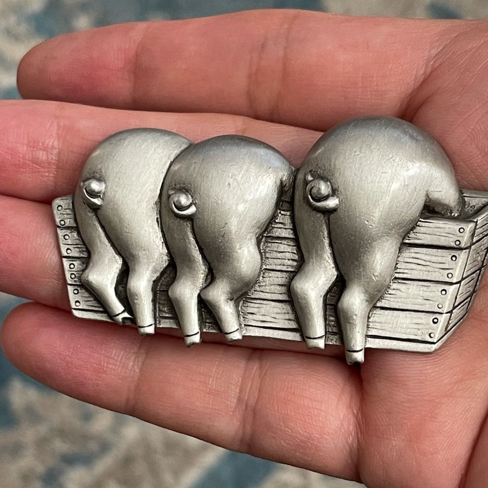 Signed Jonette Jewelry pewter 3 piglets brooch - Picture 2 of 3